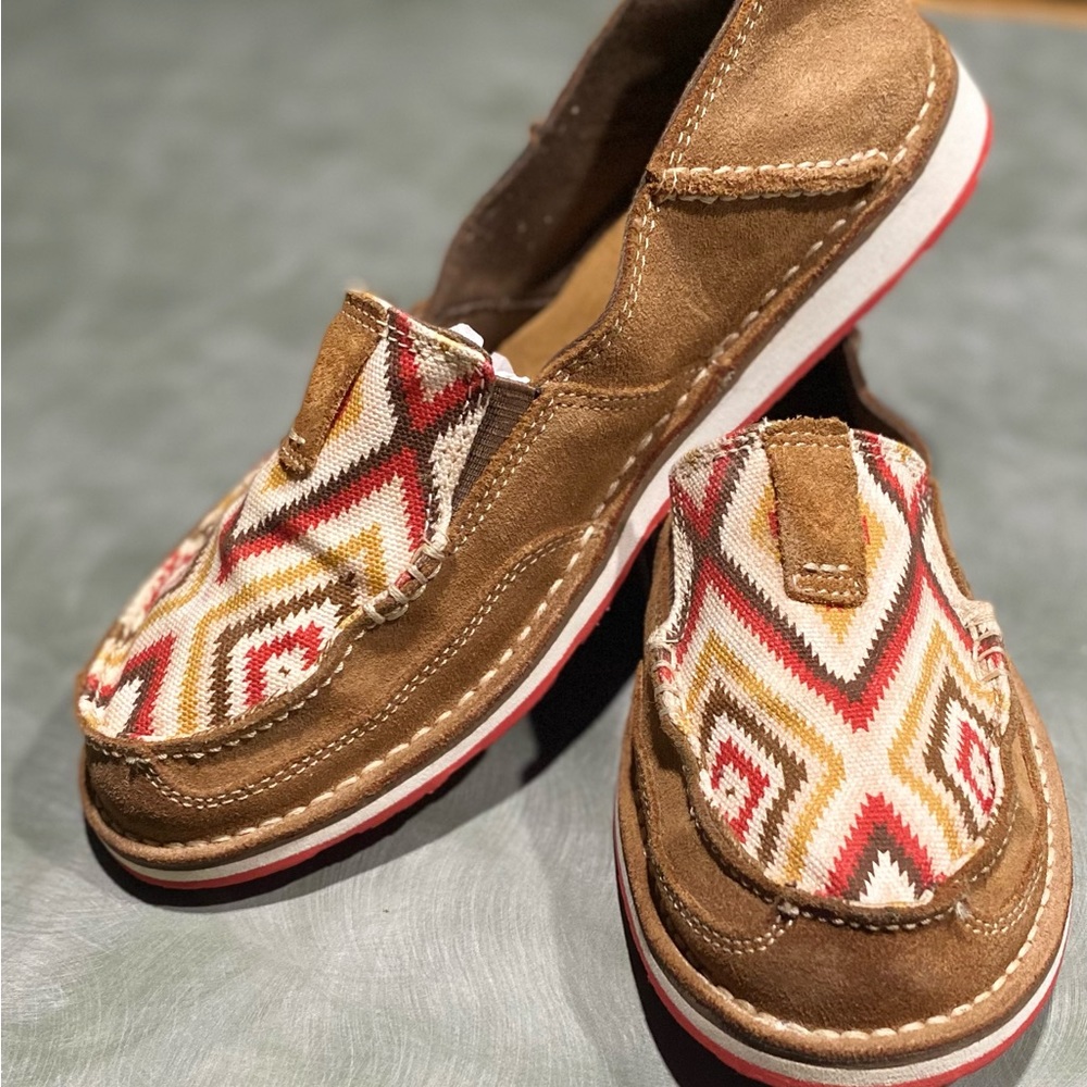 ARIAT CRUISERS ~ HARD TO FIND PATTERN